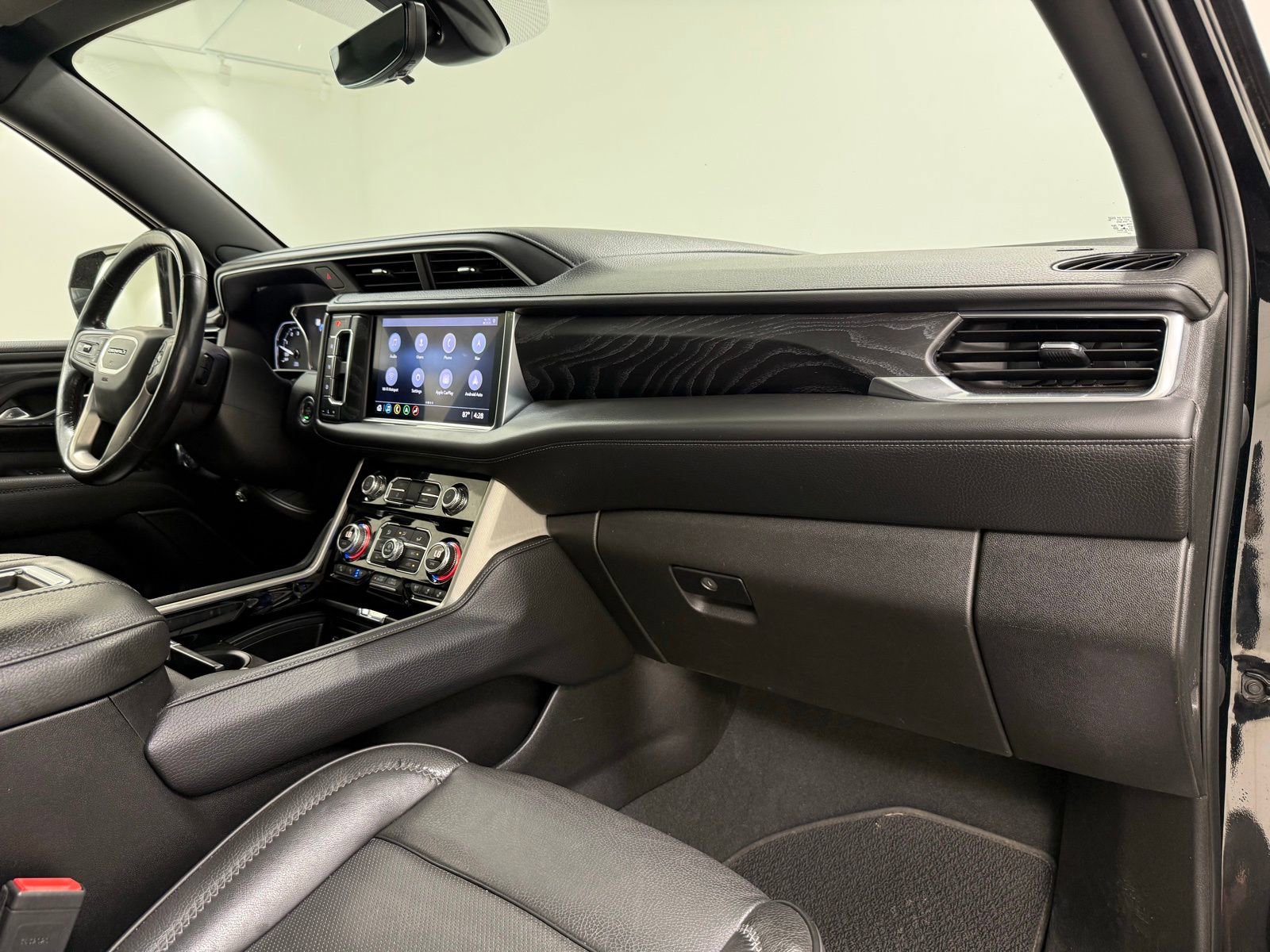 Used 2021 GMC Yukon XL Denali w/ Denali Premium Package image 28