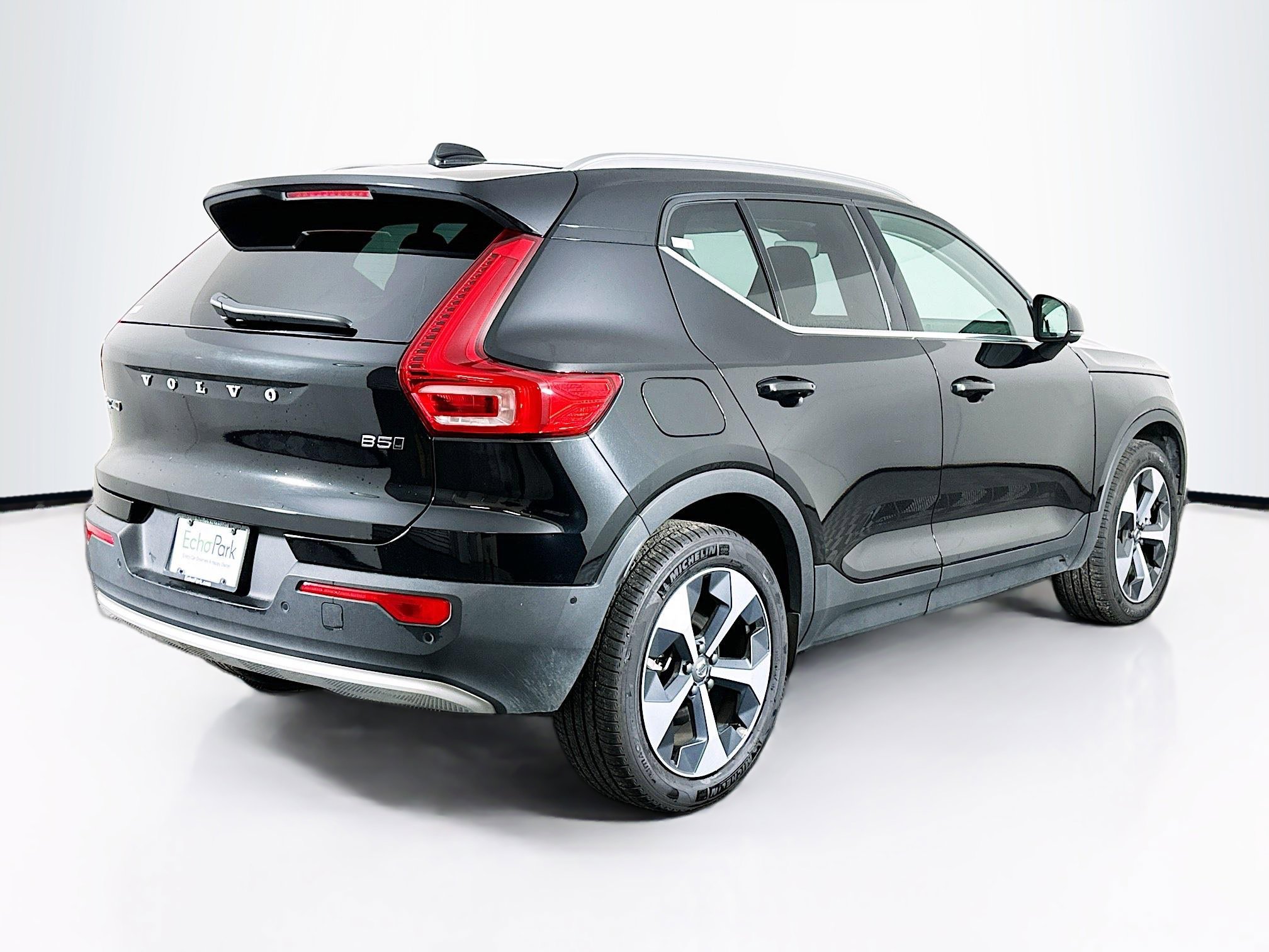 Used 2025 Volvo XC40 B5 Plus image 9