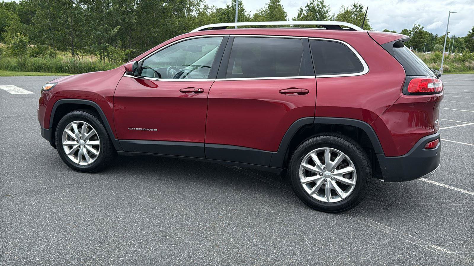 Used 2017 Jeep Cherokee Limited AWD/4WD image 10