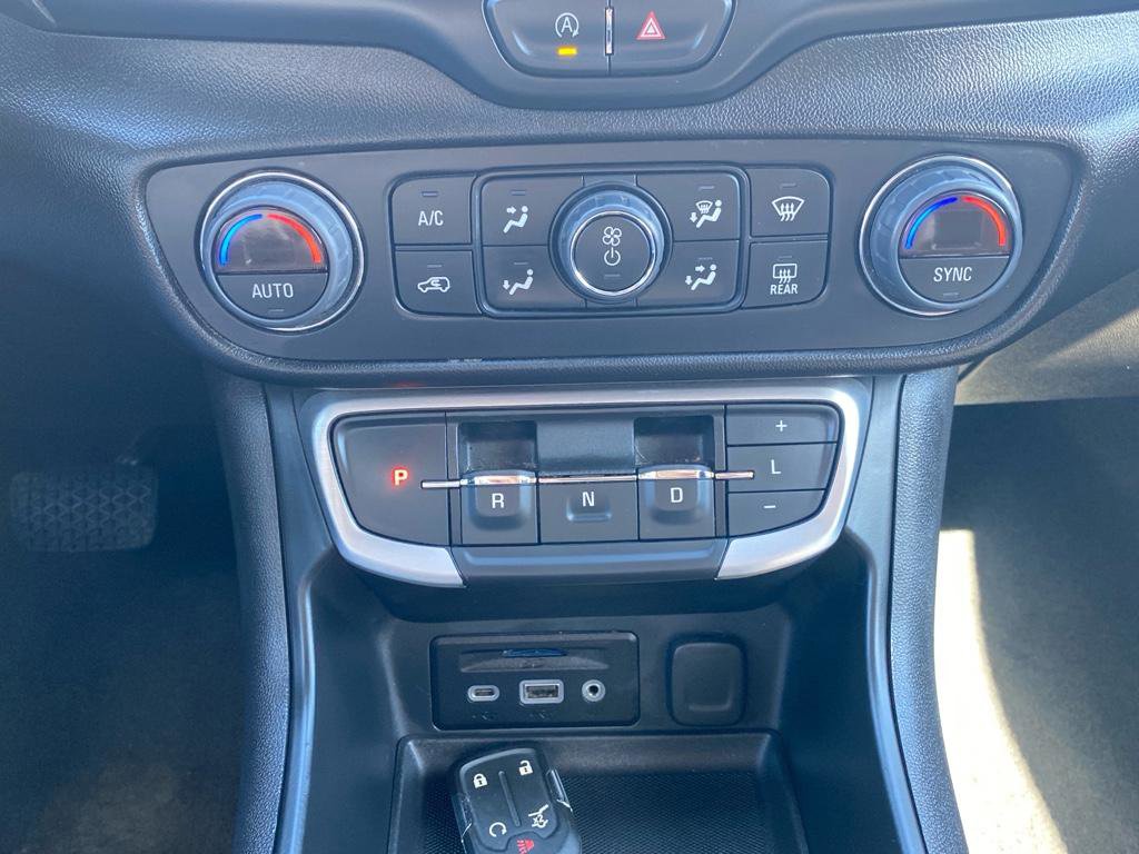 Used 2024 GMC Terrain SLT image 33