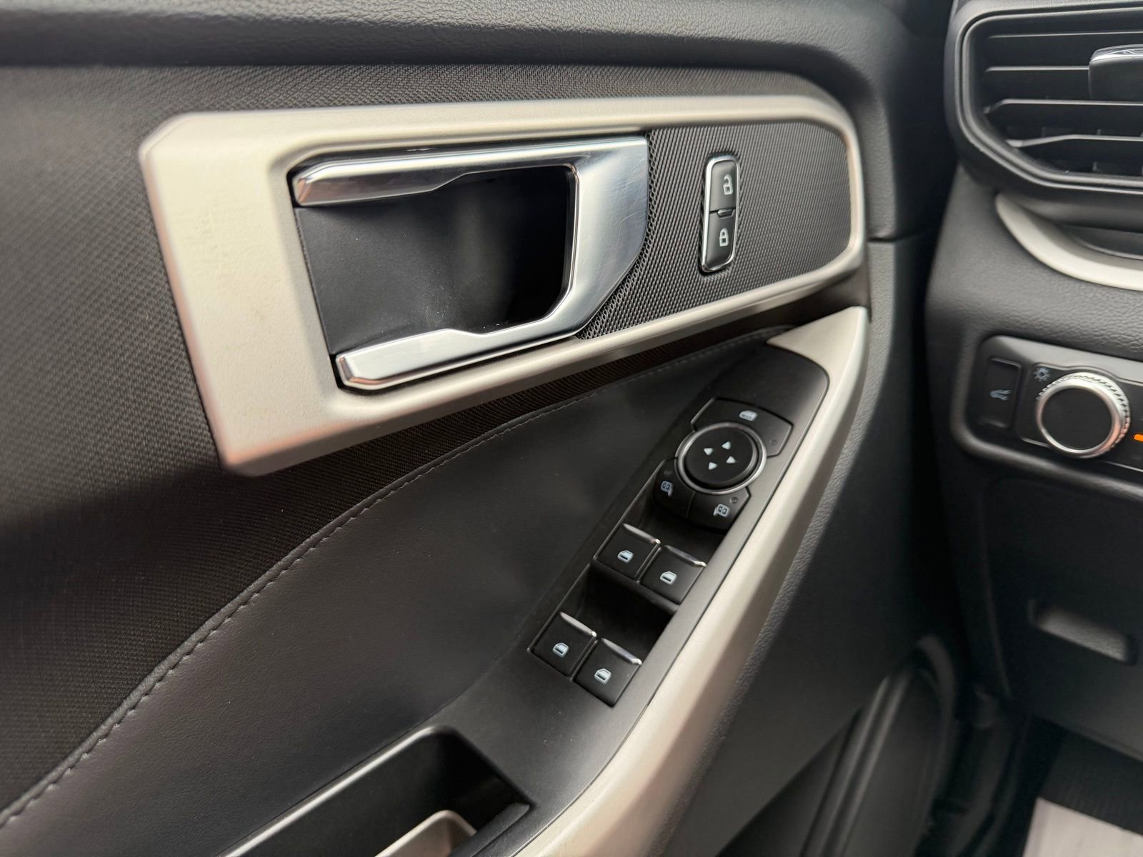 Used 2020 Ford Explorer XLT RWD image 28