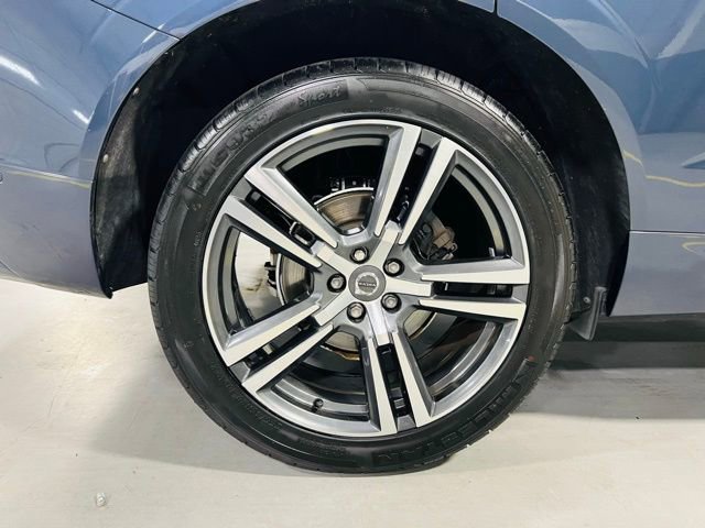 Used 2019 Volvo XC60 T5 Momentum w/ Premium Package FWD image 11