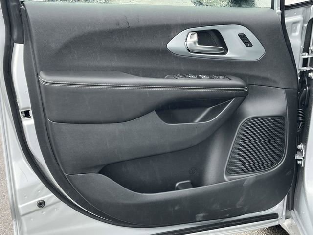 New 2026 Chrysler Pacifica Limited image 11