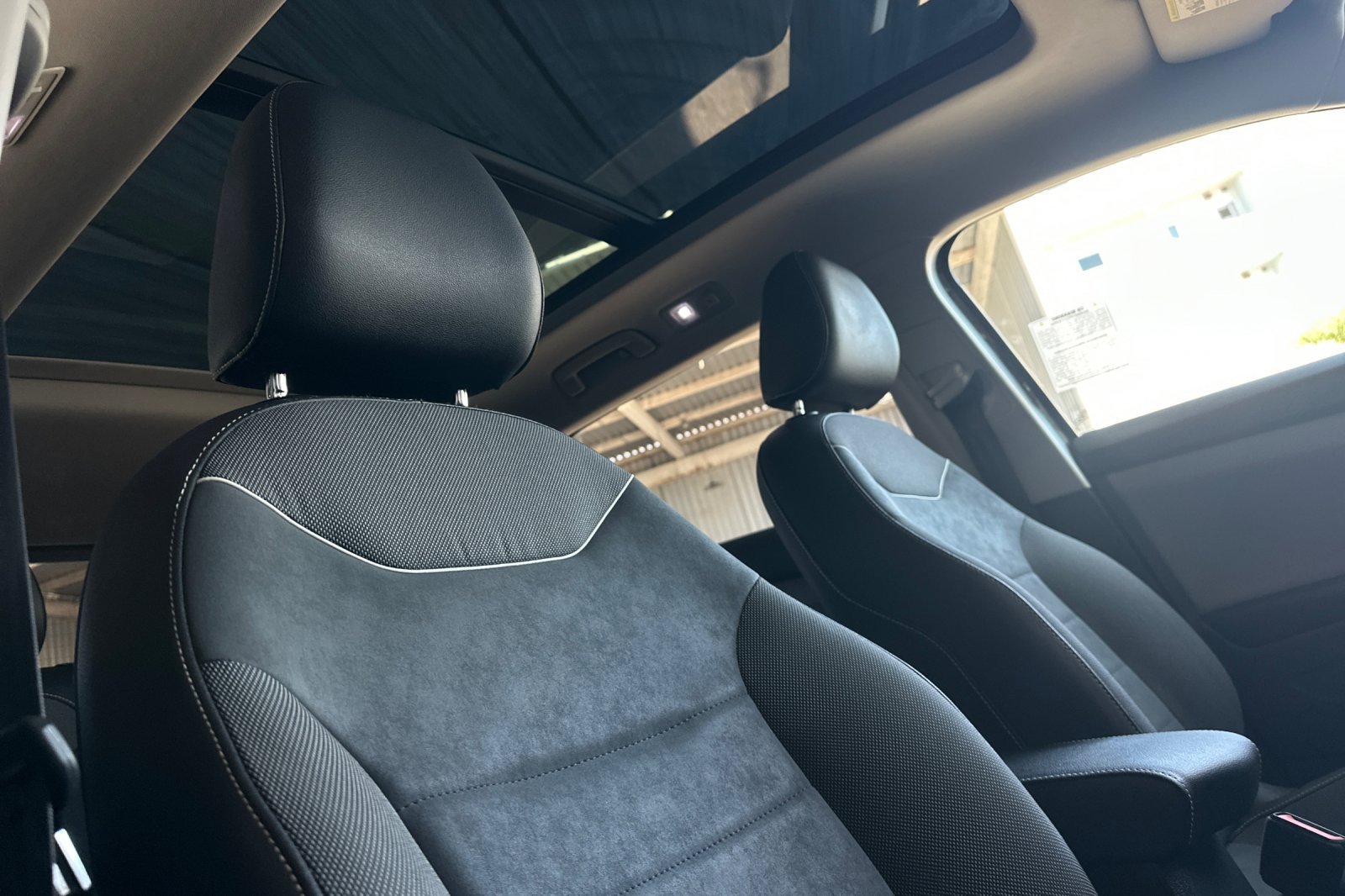 Used 2023 Volkswagen Taos SE w/ Panoramic Sunroof Package FWD image 17
