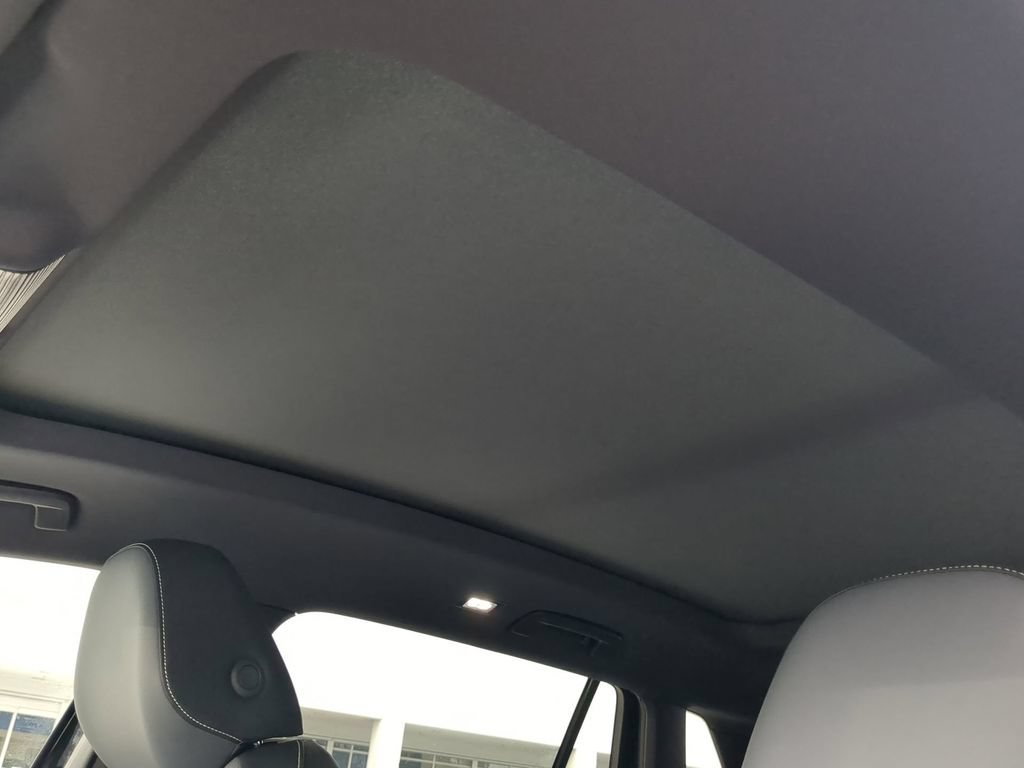 New 2025 Volkswagen Tiguan SE R-Line FWD image 21