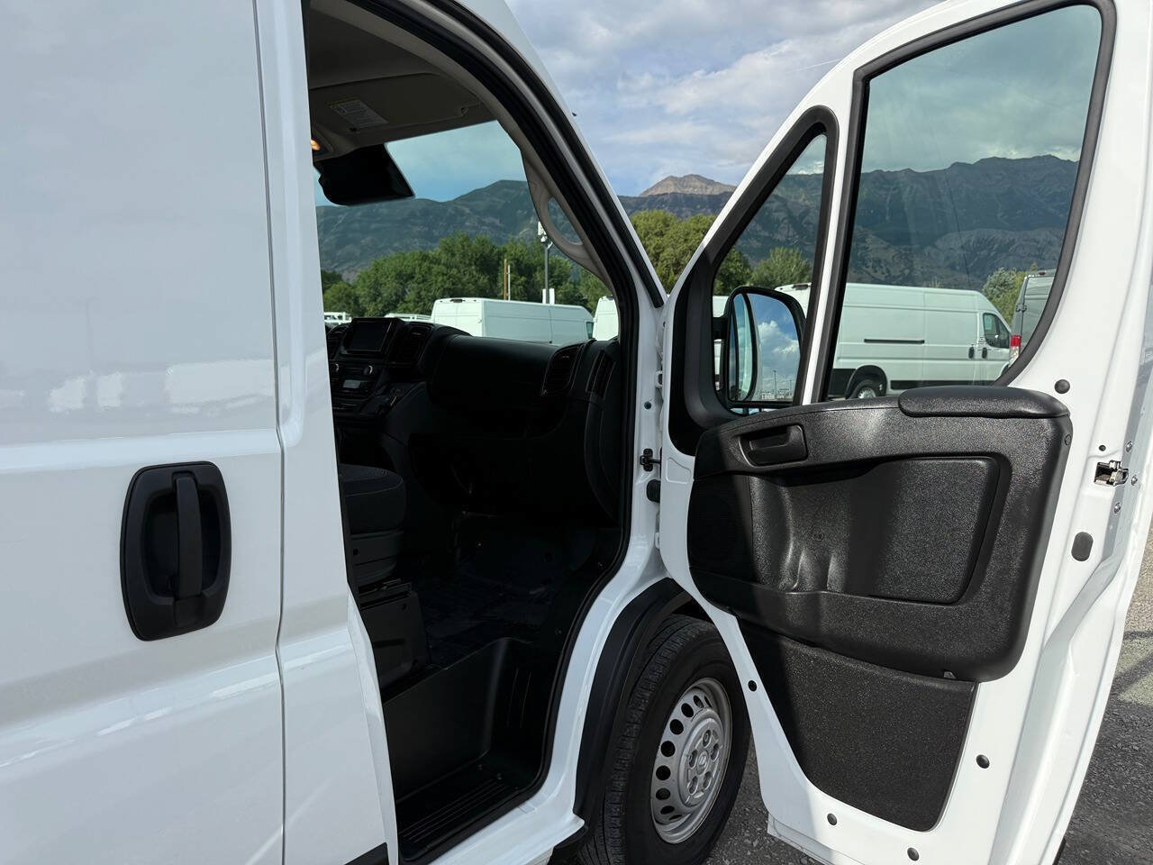 Used 2025 RAM ProMaster 2500 w/ Convenience Group FWD image 19