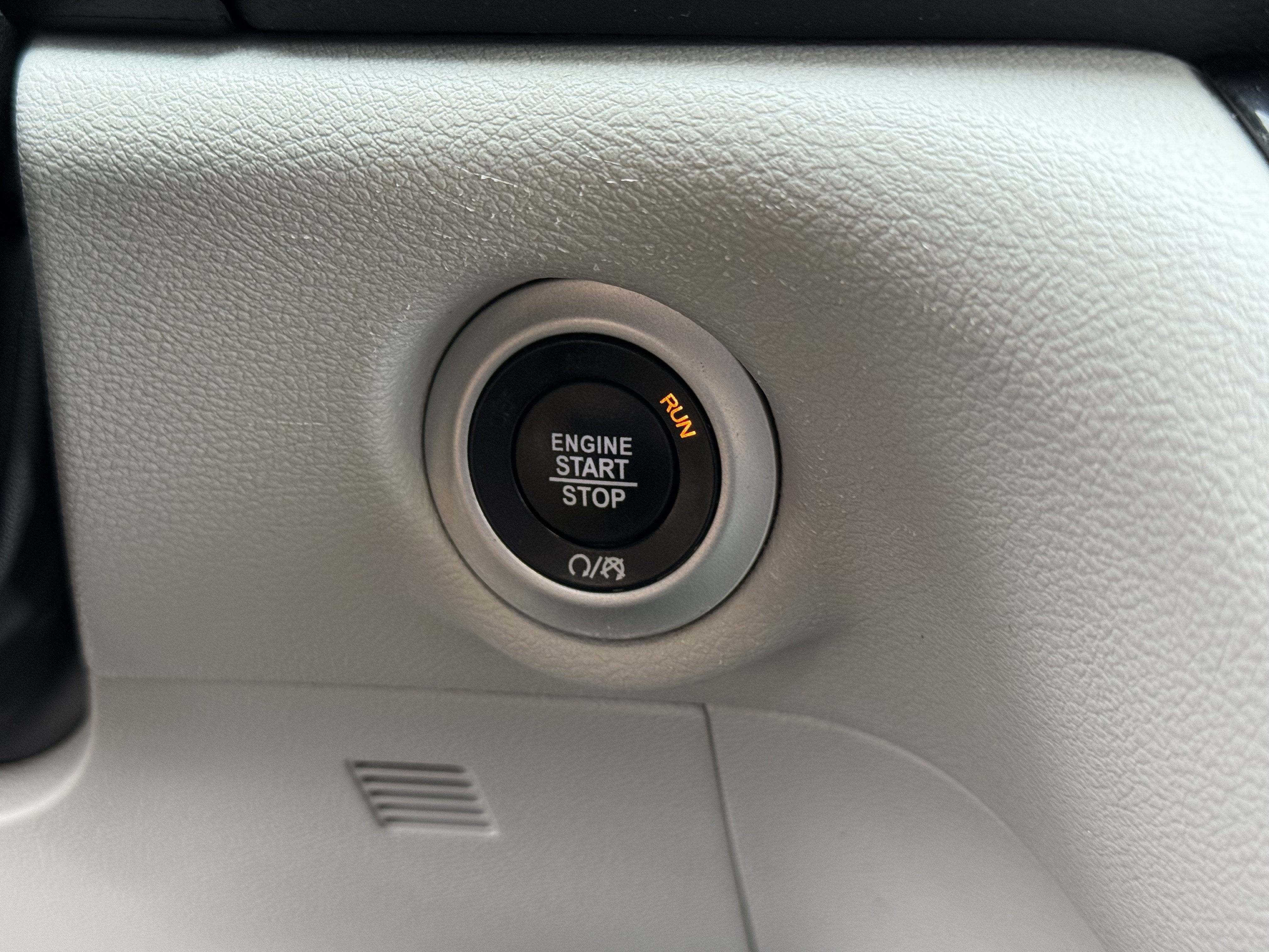 Used 2022 Chrysler Pacifica Touring-L image 25