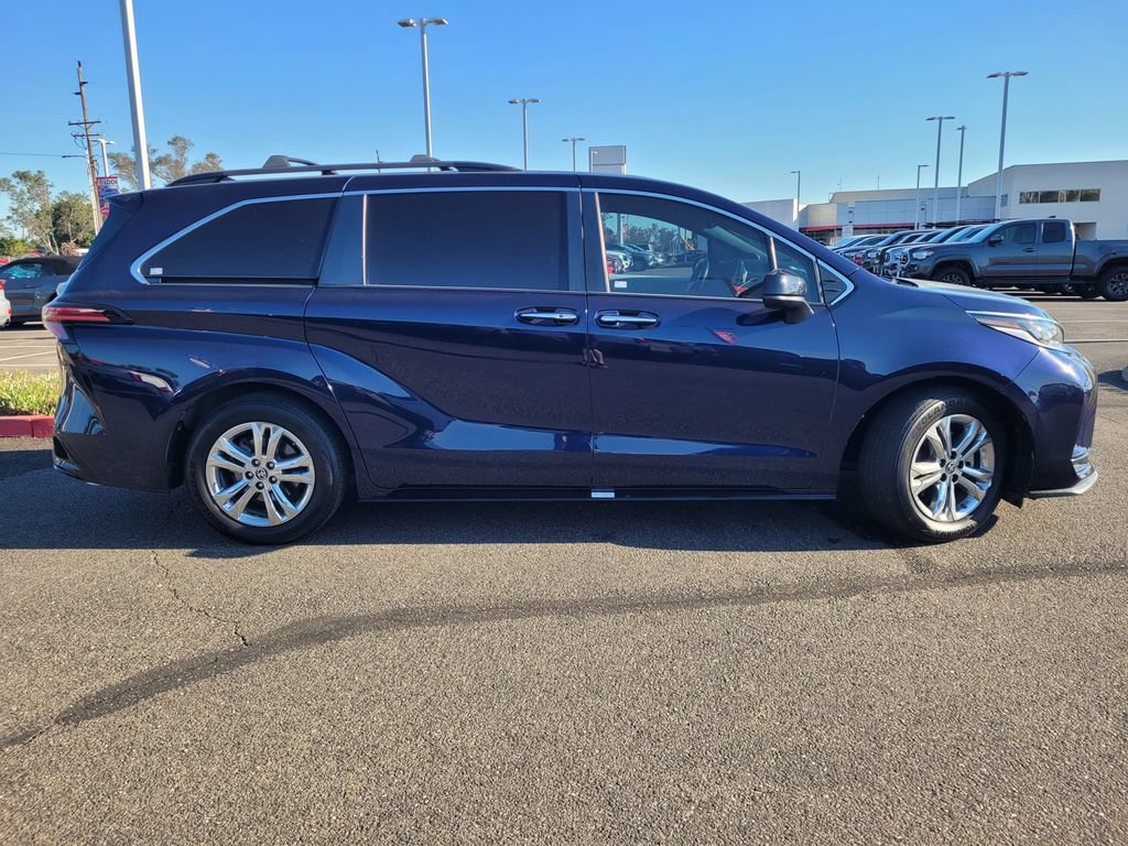 Used 2022 Toyota Sienna XSE w/ XSE Plus Package AWD/4WD image 3
