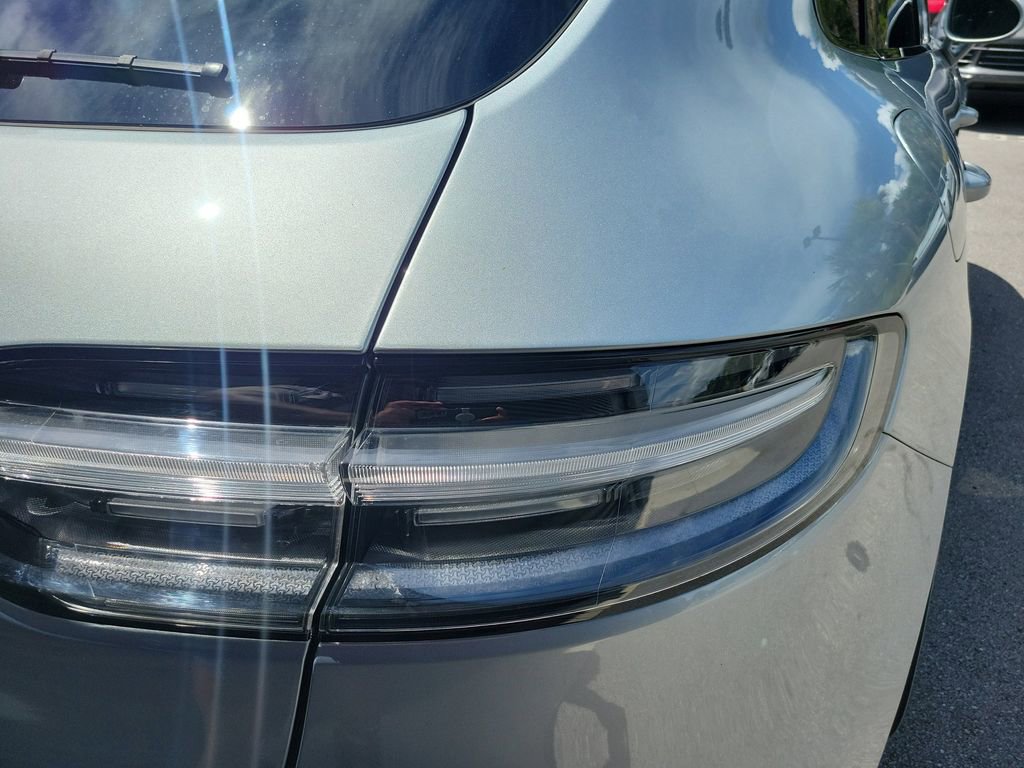 Certified 2025 Porsche Macan image 16