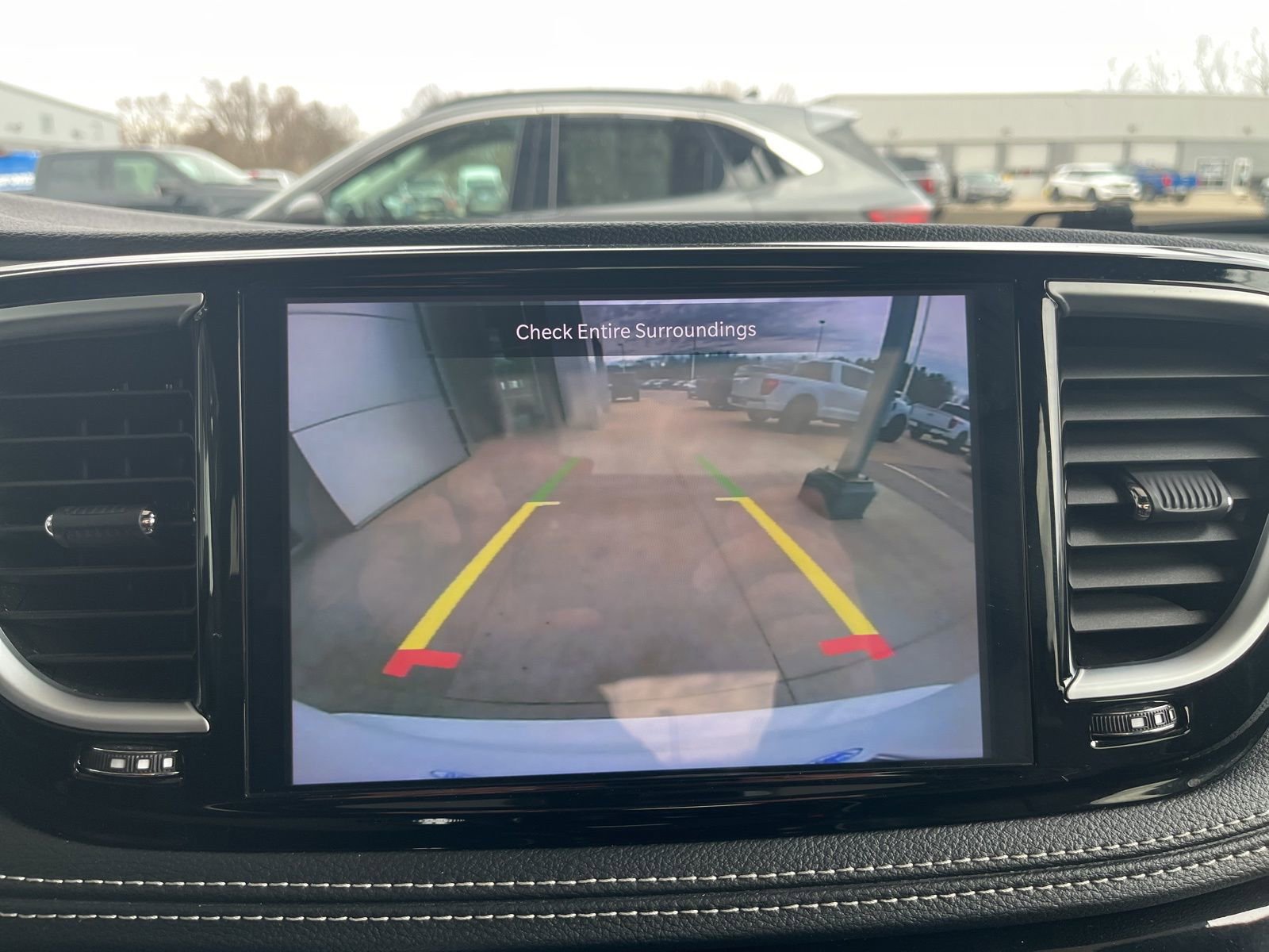 Used 2025 Chrysler Pacifica Limited image 24