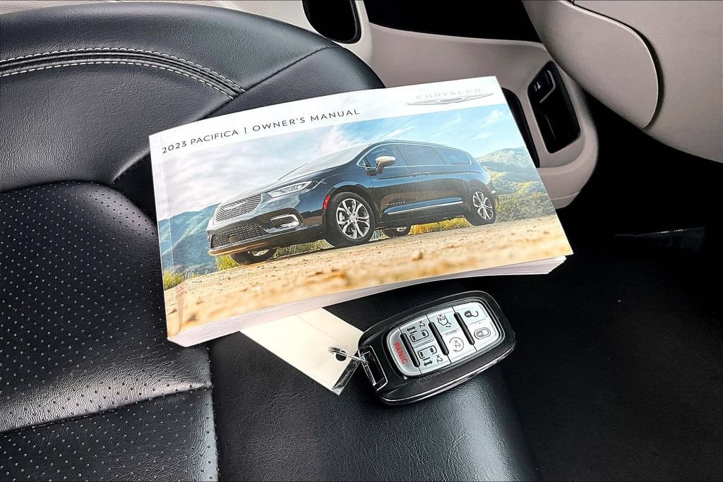Used 2023 Chrysler Pacifica Touring-L FWD image 33