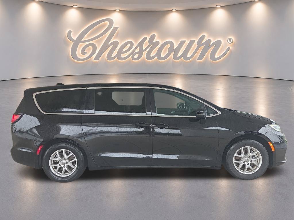 Used 2025 Chrysler Pacifica Select FWD image 4