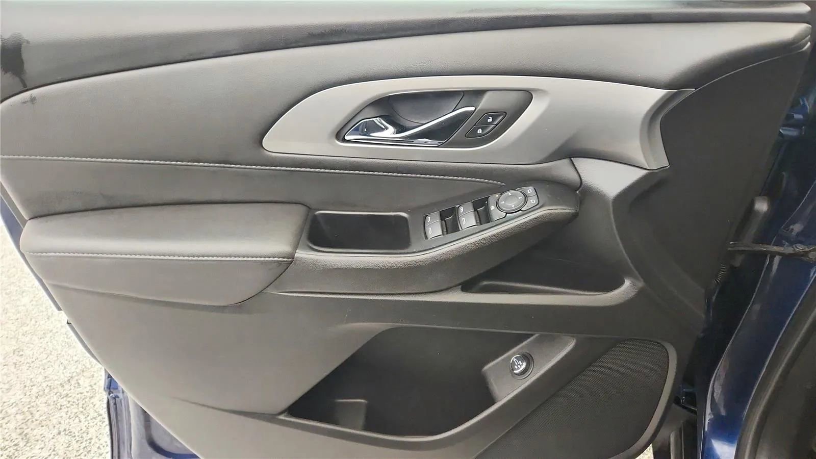 Used 2023 Chevrolet Traverse LT image 32