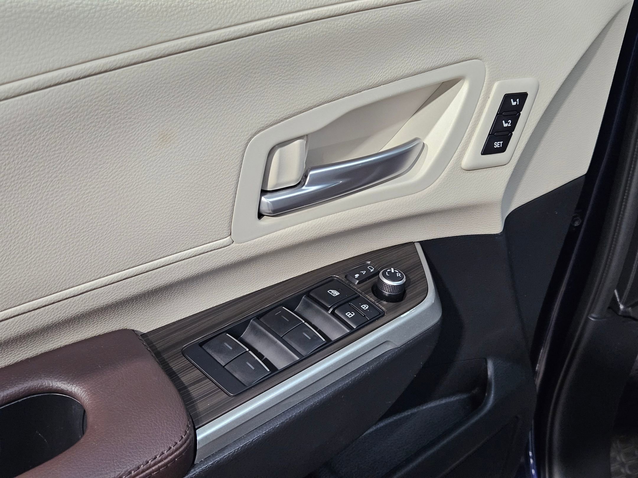 Used 2023 Toyota Sienna Platinum image 21