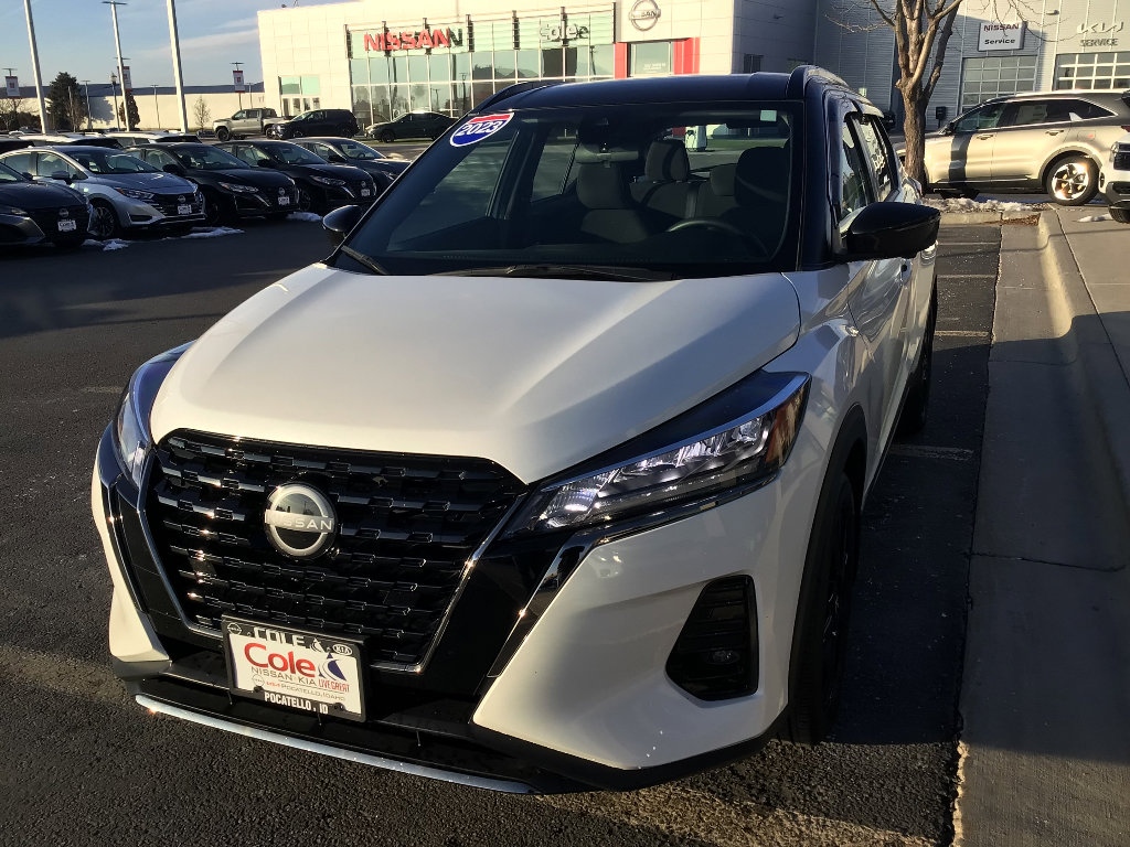 Used 2023 Nissan Kicks SR image 2