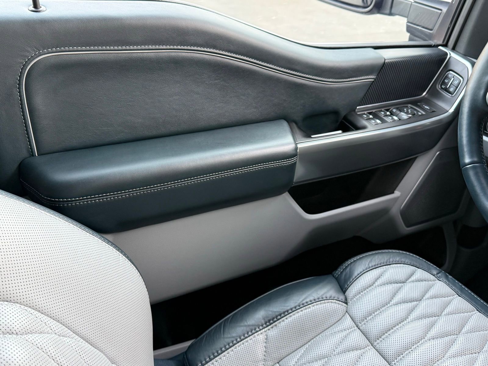 Used 2023 Ford F450 Limited w/ FX4 Off-Road Package image 38