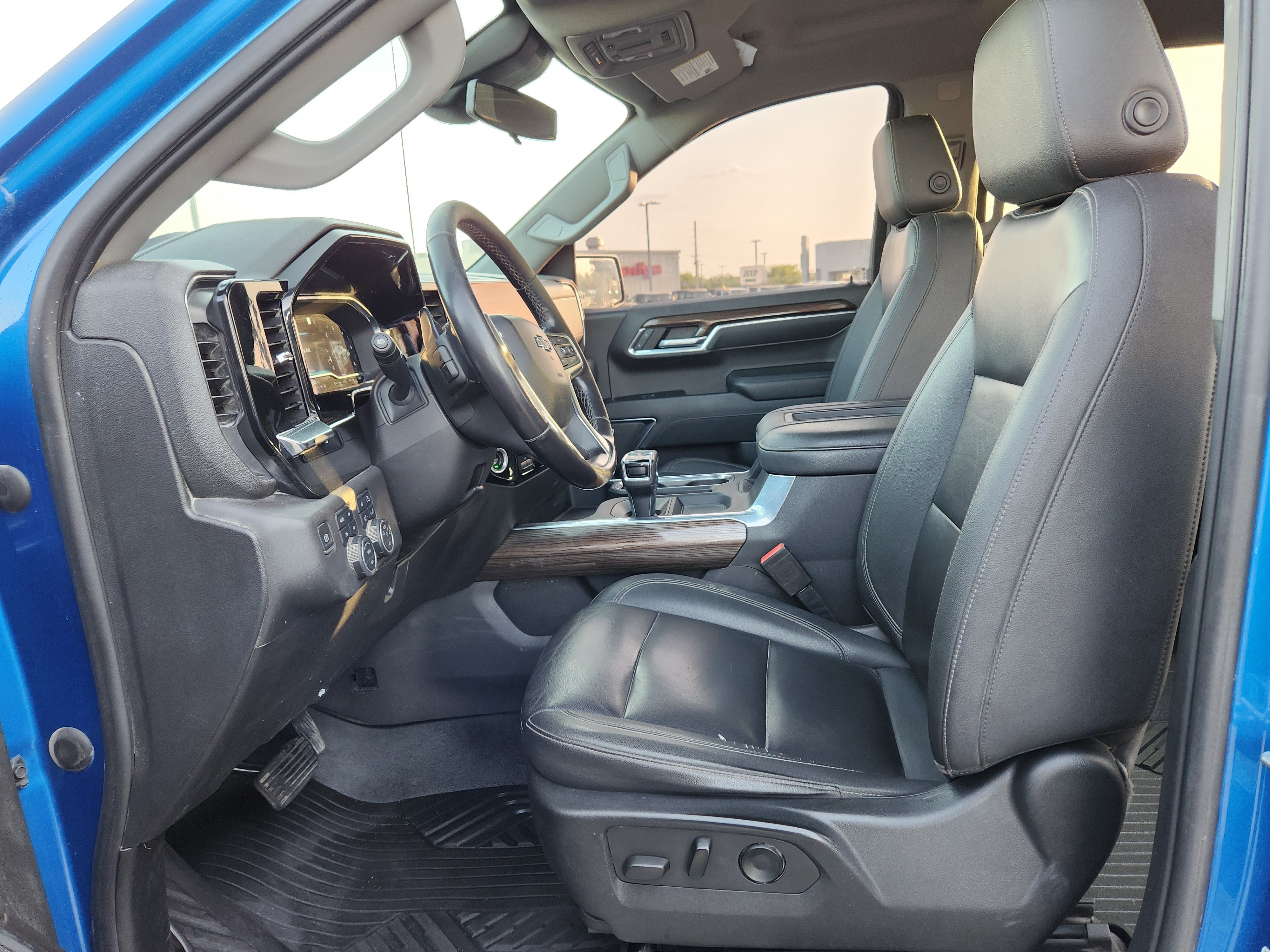 Used 2022 Chevrolet Silverado 1500 LT Trail Boss w/ LT Trail Boss Premium Package AWD/4WD image 12