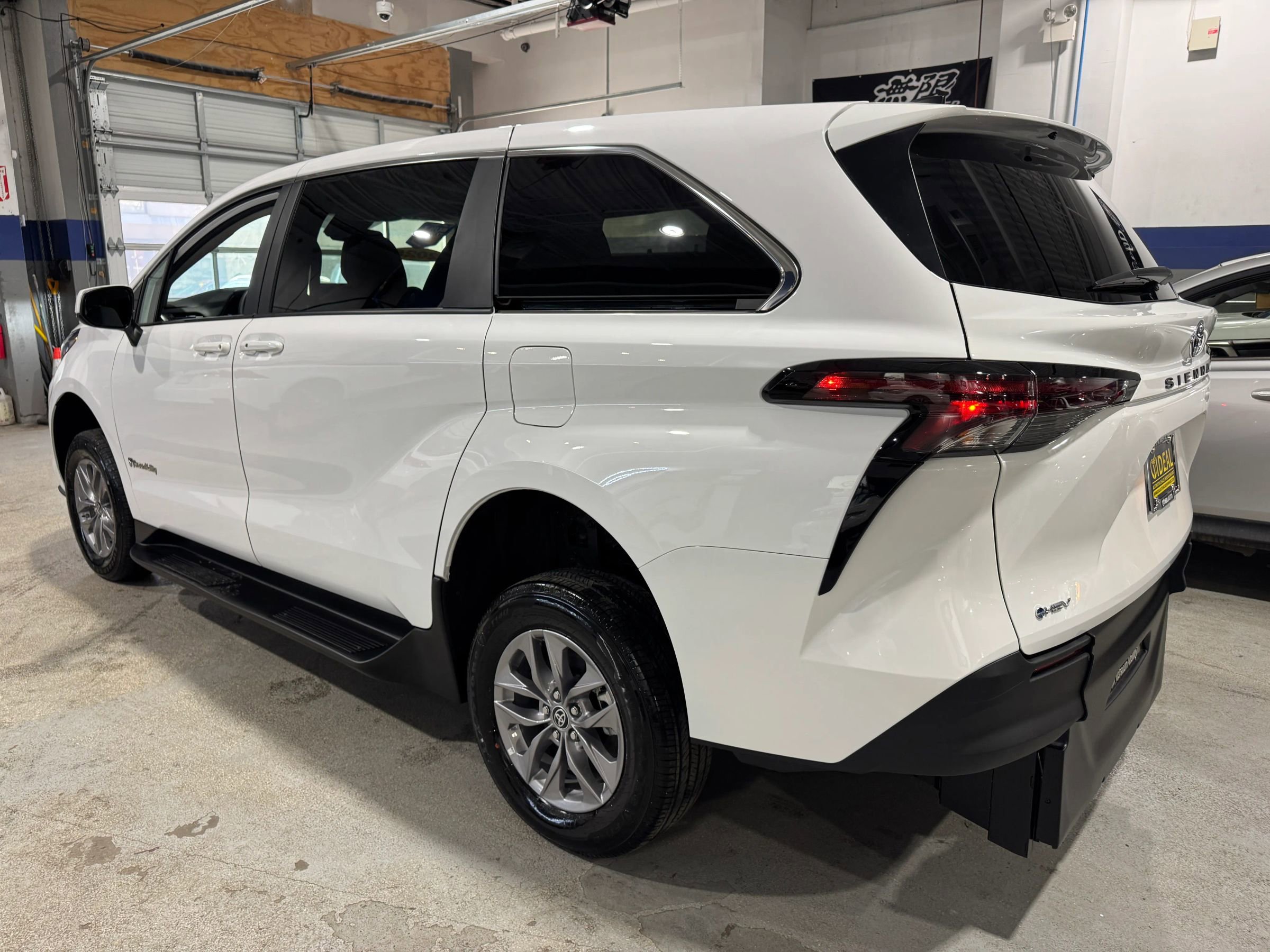 Used 2025 Toyota Sienna LE image 4