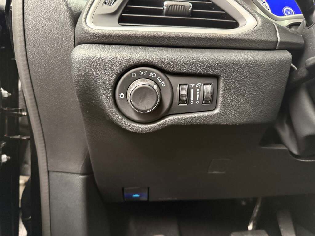 New 2026 Chrysler Voyager LX image 32