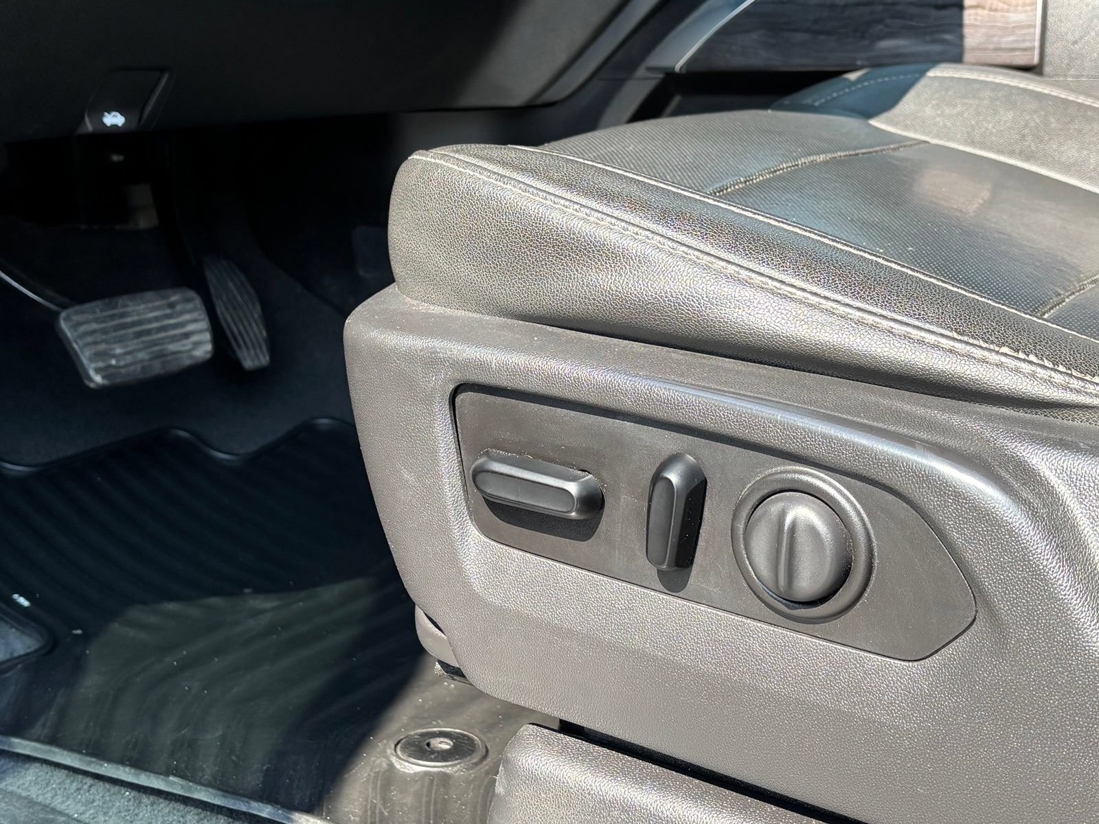 Used 2021 Chevrolet Silverado 3500 LTZ w/ LTZ Convenience Package AWD/4WD image 14