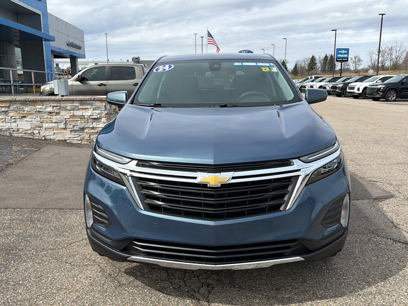 Used 2024 Chevrolet Equinox LT AWD/4WD image 2