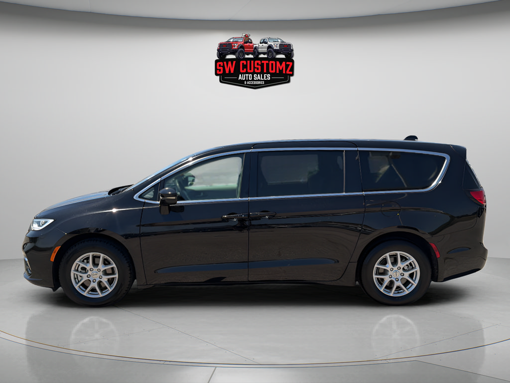 Used 2024 Chrysler Pacifica Touring-L FWD image 4