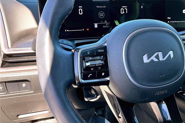 Used 2025 Kia Sorento S image 11