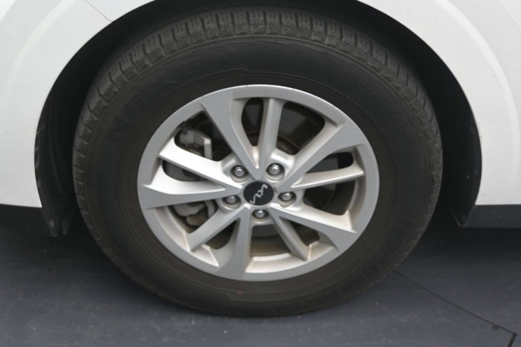 Used 2024 Kia Carnival LX FWD image 9