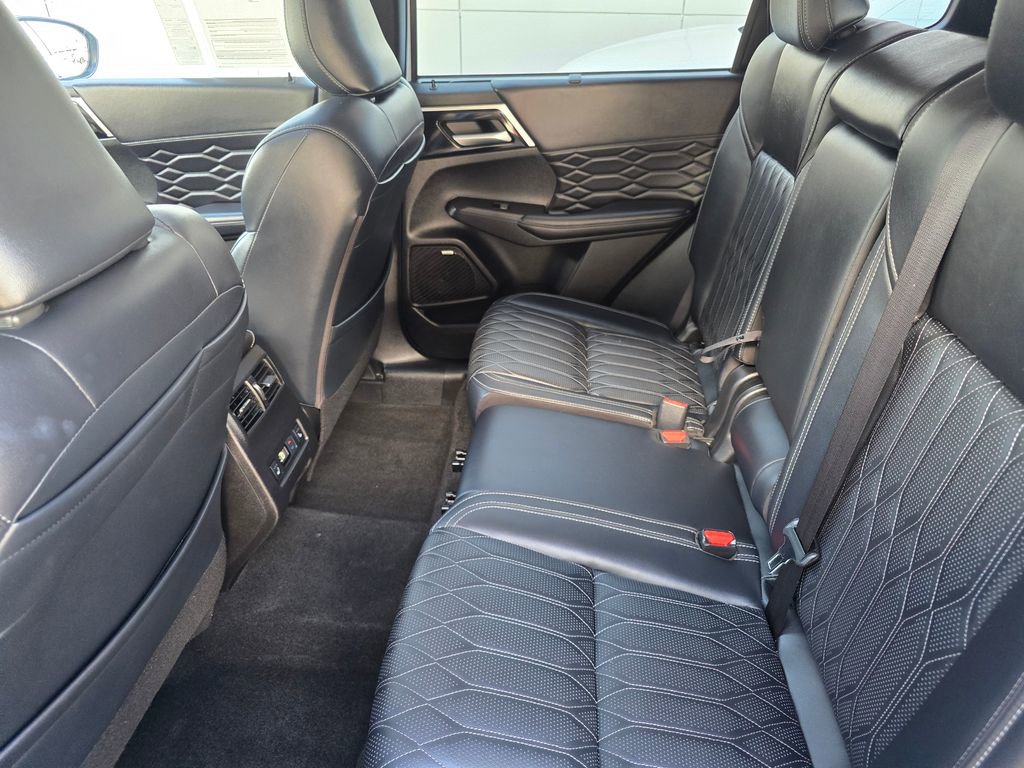 Used 2025 Mitsubishi Outlander SEL image 13