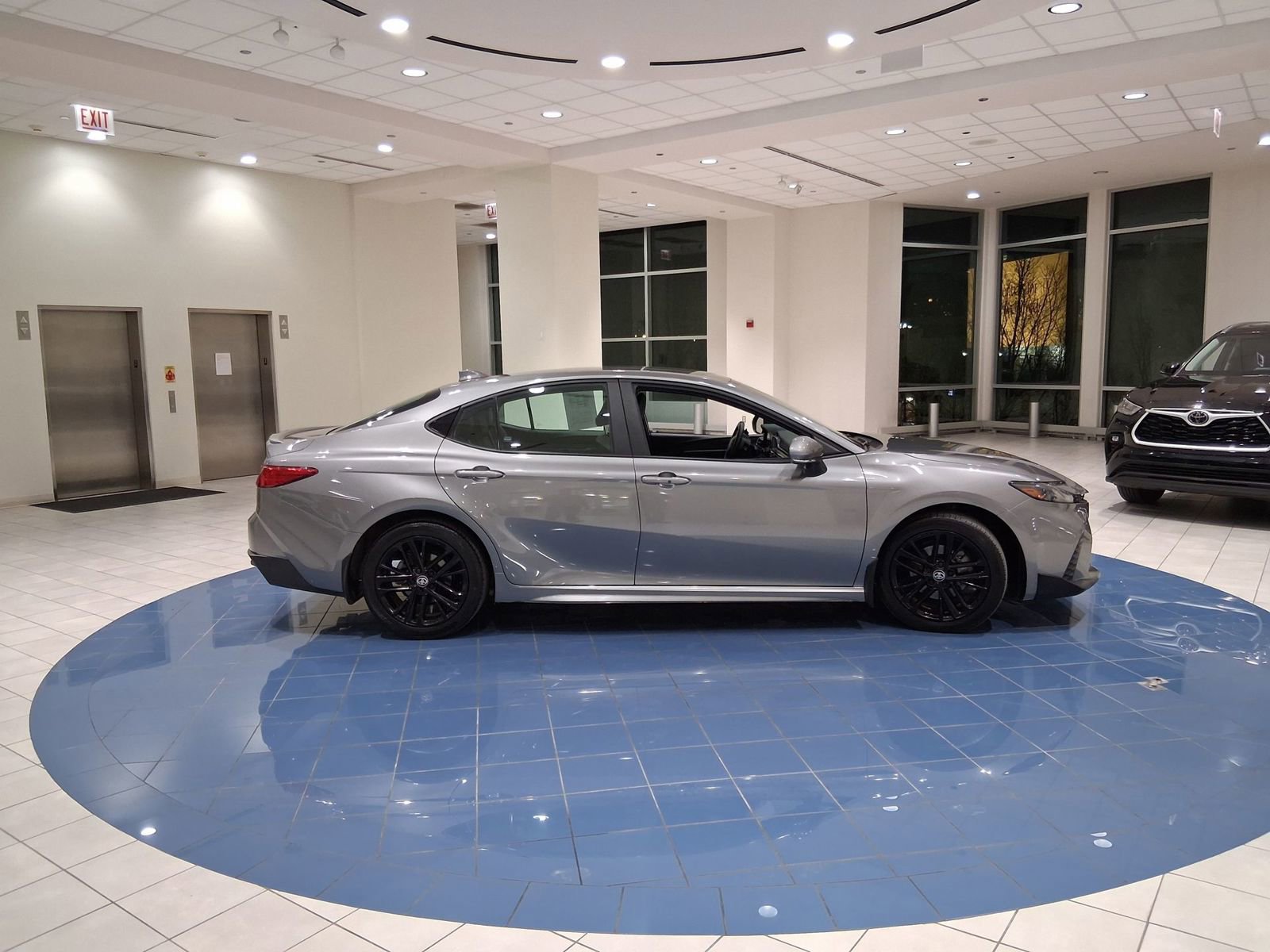 Used 2025 Toyota Camry SE w/ Convenience Package image 8