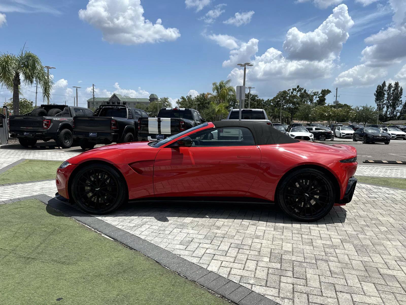 Used 2022 Aston Martin V8 Vantage Roadster RWD image 13
