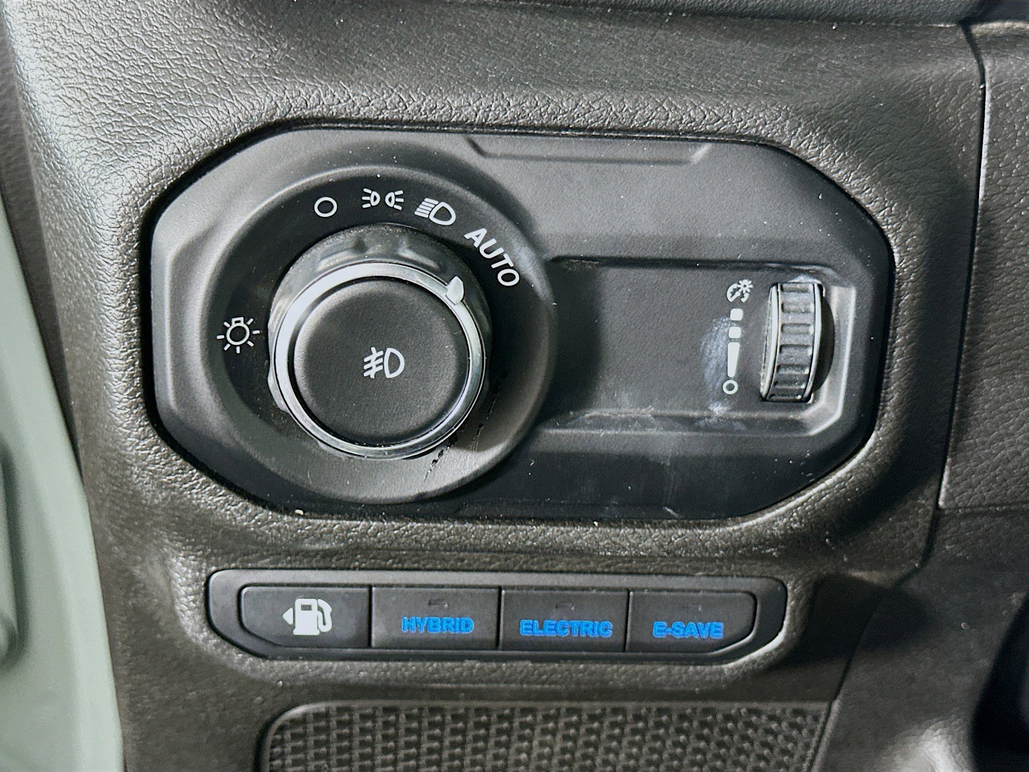 Used 2023 Jeep Wrangler Unlimited Sahara AWD/4WD image 16