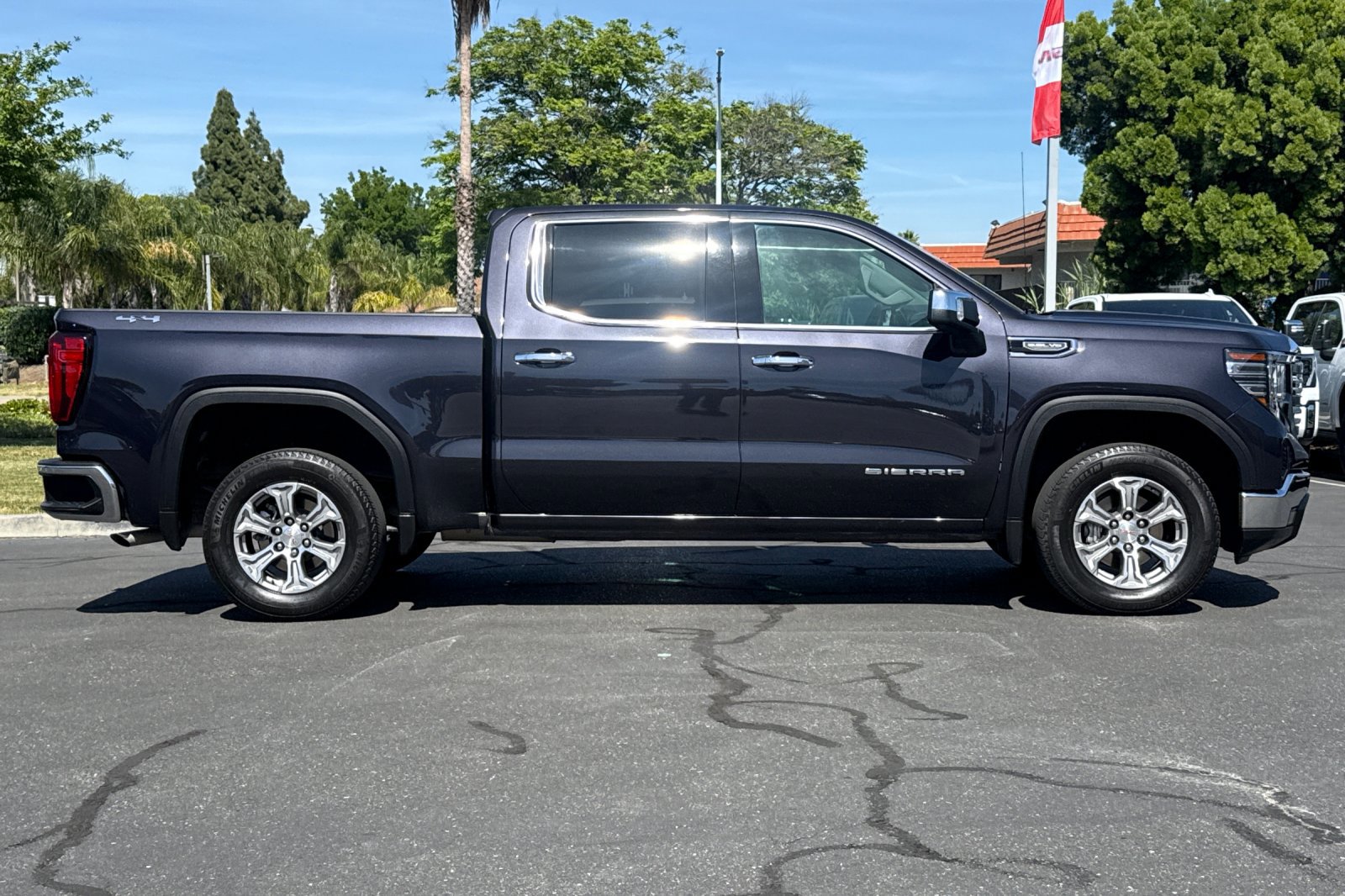 Used 2025 GMC Sierra 1500 SLT image 3