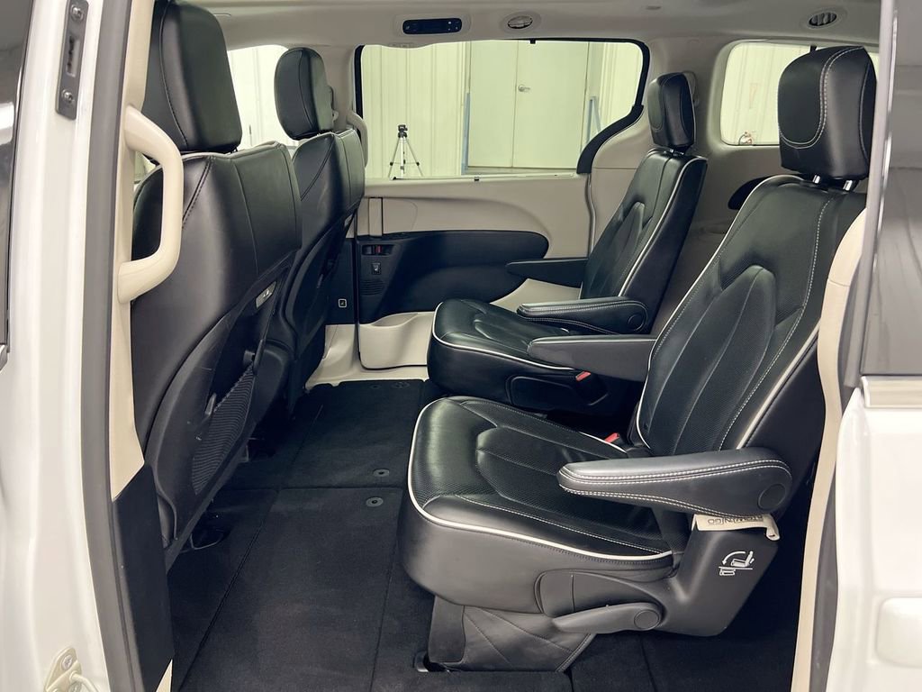 Used 2023 Chrysler Pacifica Limited FWD image 24