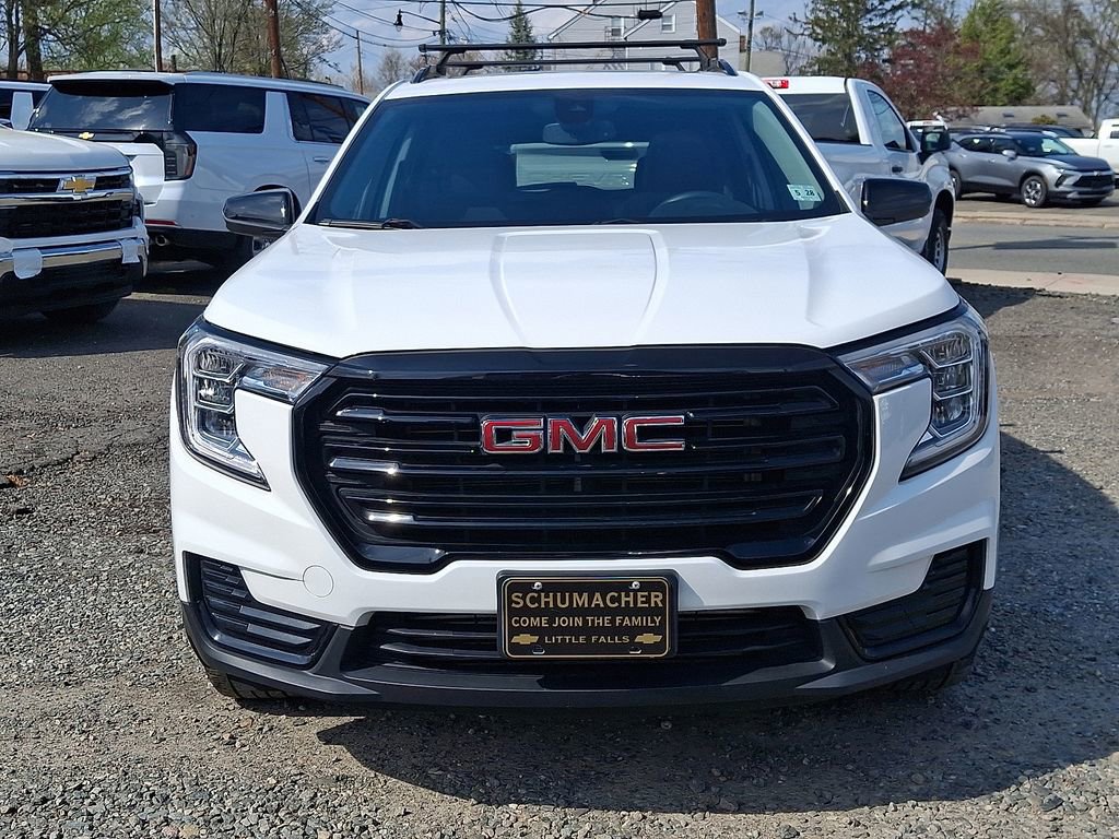 Used 2023 GMC Terrain SLE w/ Driver Convenience Package image 2