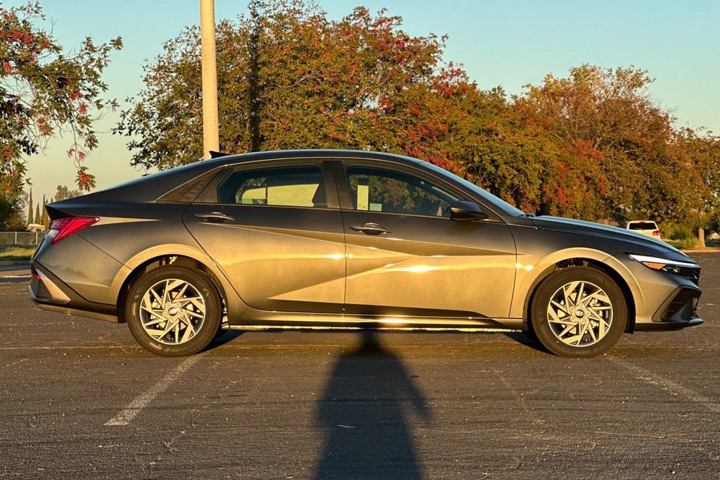 New 2026 Hyundai Elantra Blue image 3