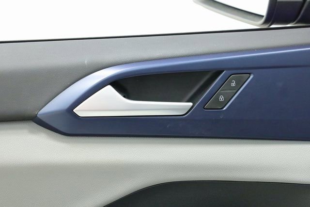 Certified 2022 Volkswagen Taos SE w/ Panoramic Sunroof Package image 32