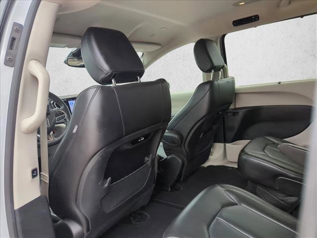 Used 2023 Chrysler Pacifica Touring-L FWD image 17