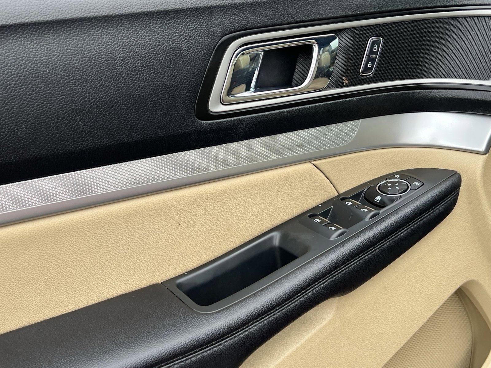 Used 2017 Ford Explorer XLT w/ Equipment Group 202A AWD/4WD image 23