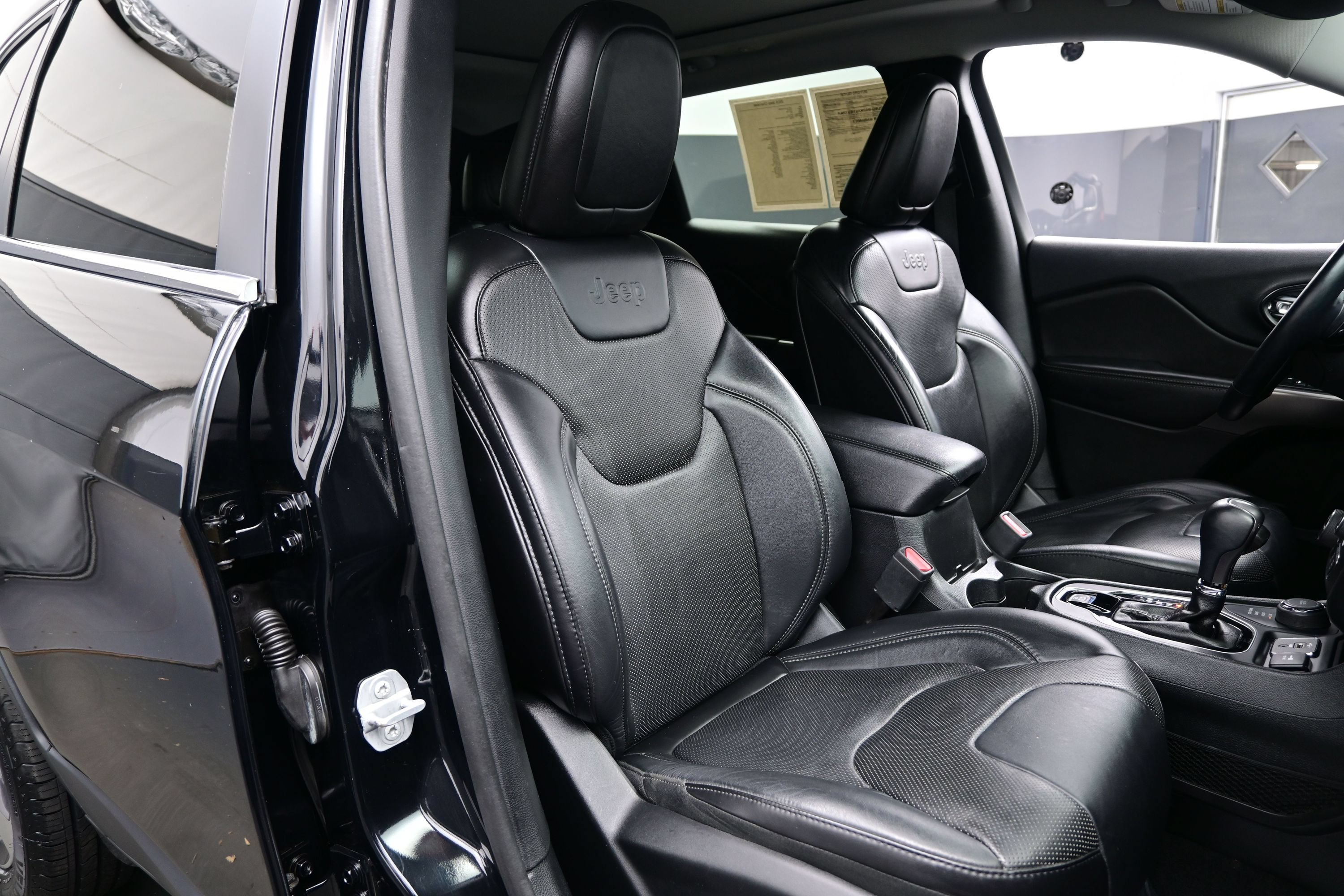 Used 2019 Jeep Cherokee Limited w/ Luxury Group AWD/4WD image 14