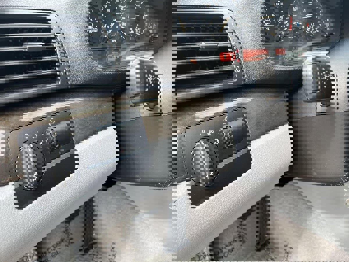 Used 2000 BMW 323i Sedan image 10