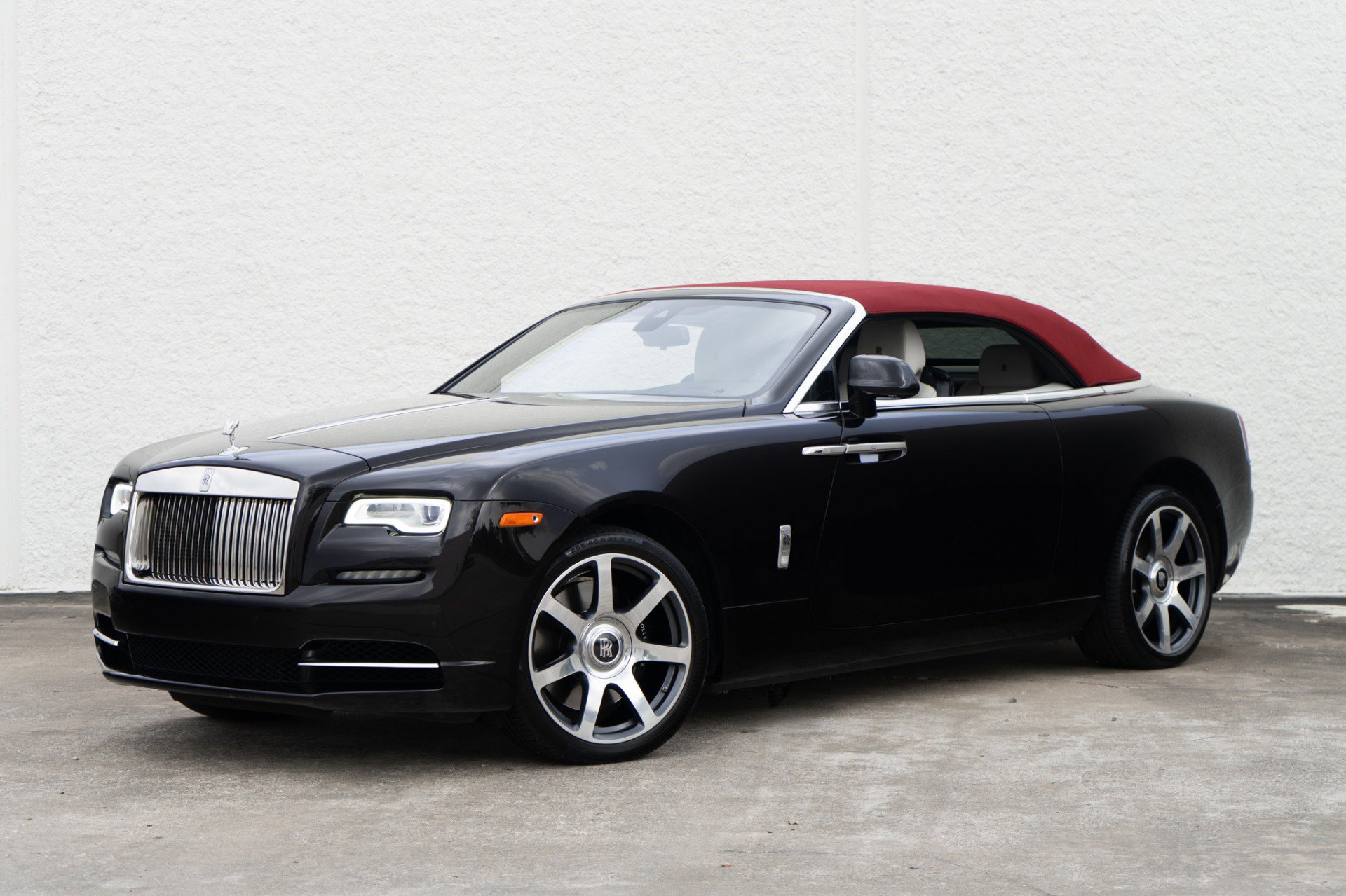 Used 2017 Rolls-Royce Dawn image 1