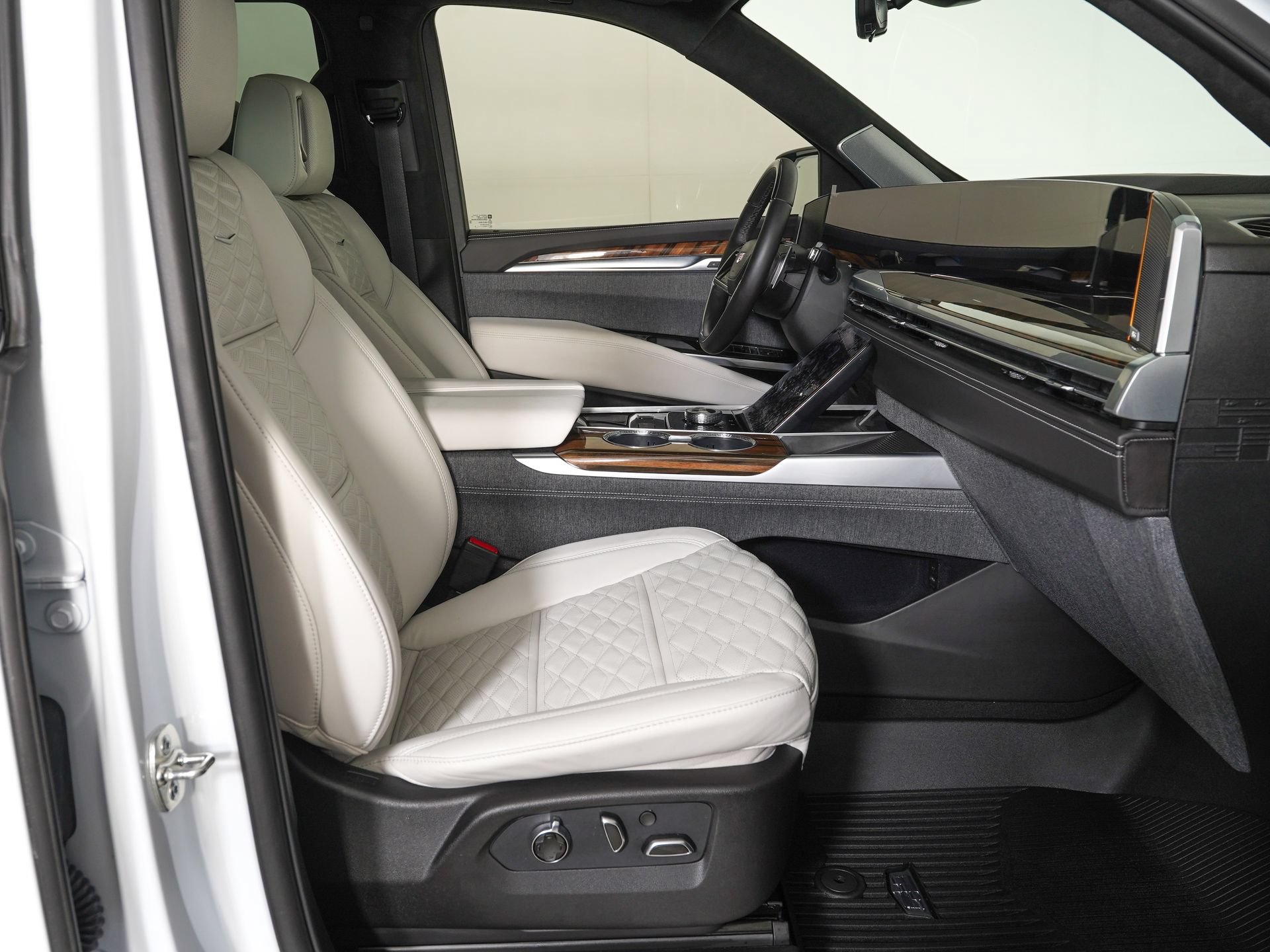 Used 2026 Cadillac Escalade Platinum Luxury w/ LPO, Floor Liner Package AWD/4WD image 9