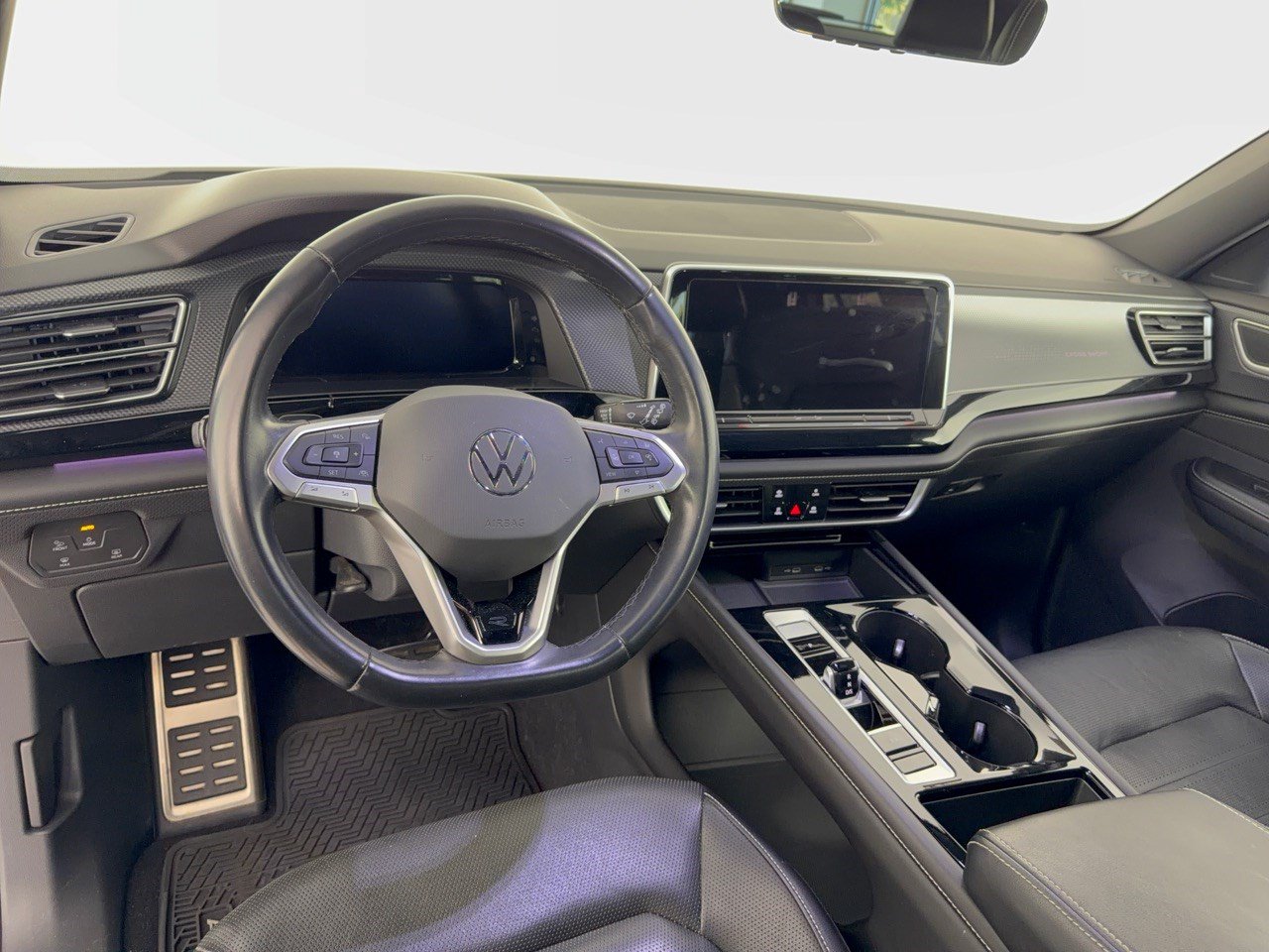 Used 2024 Volkswagen Atlas Cross Sport SEL R-Line AWD/4WD image 4