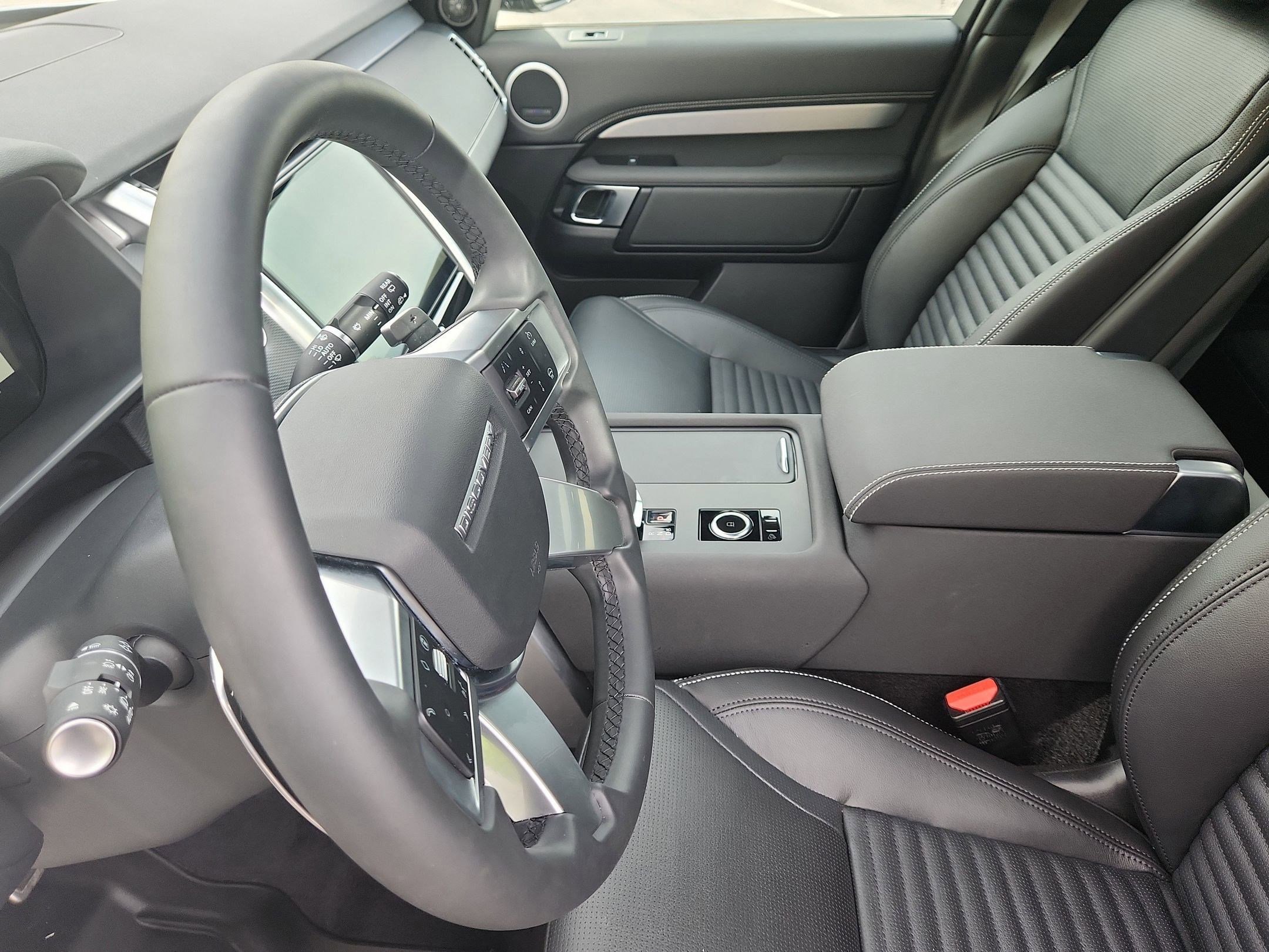 Used 2025 Land Rover Discovery Dynamic SE image 13