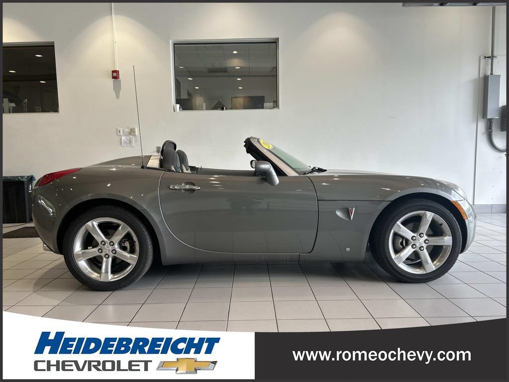 Used 2006 Pontiac Solstice Convertible w/ Premium Package RWD image 2