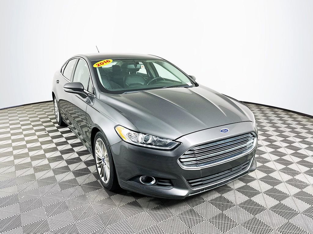 Used 2016 Ford Fusion SE w/ Equipment Group 202A image 2