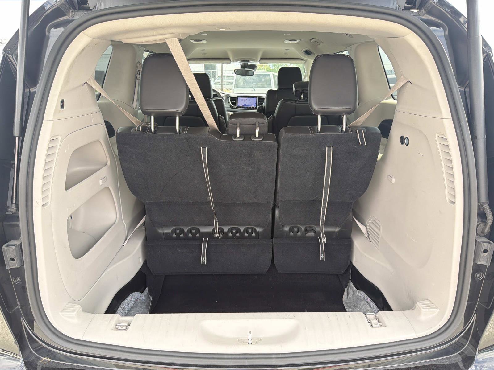 Used 2023 Chrysler Pacifica Touring-L FWD image 22