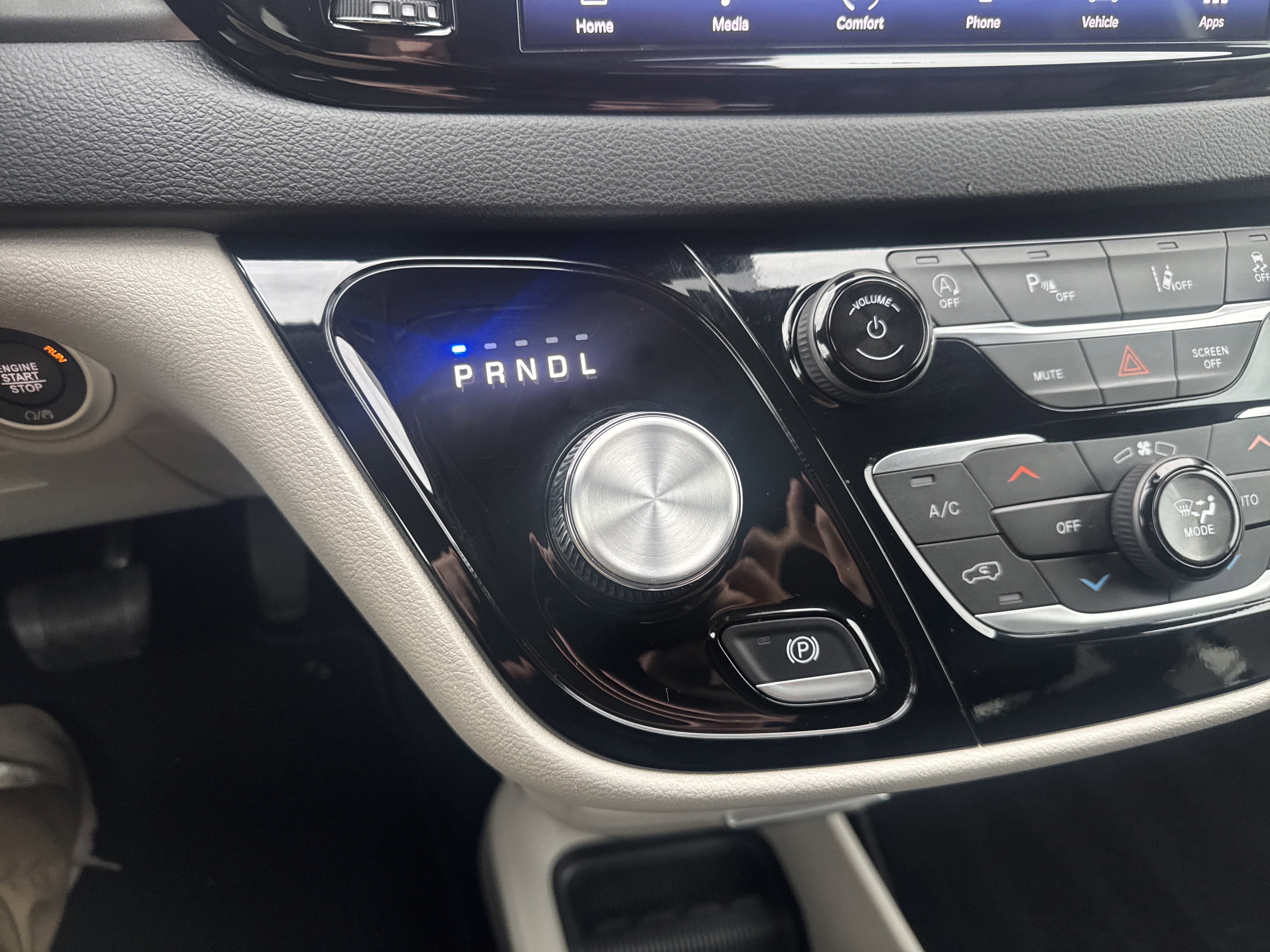 Used 2024 Chrysler Pacifica Touring-L image 25