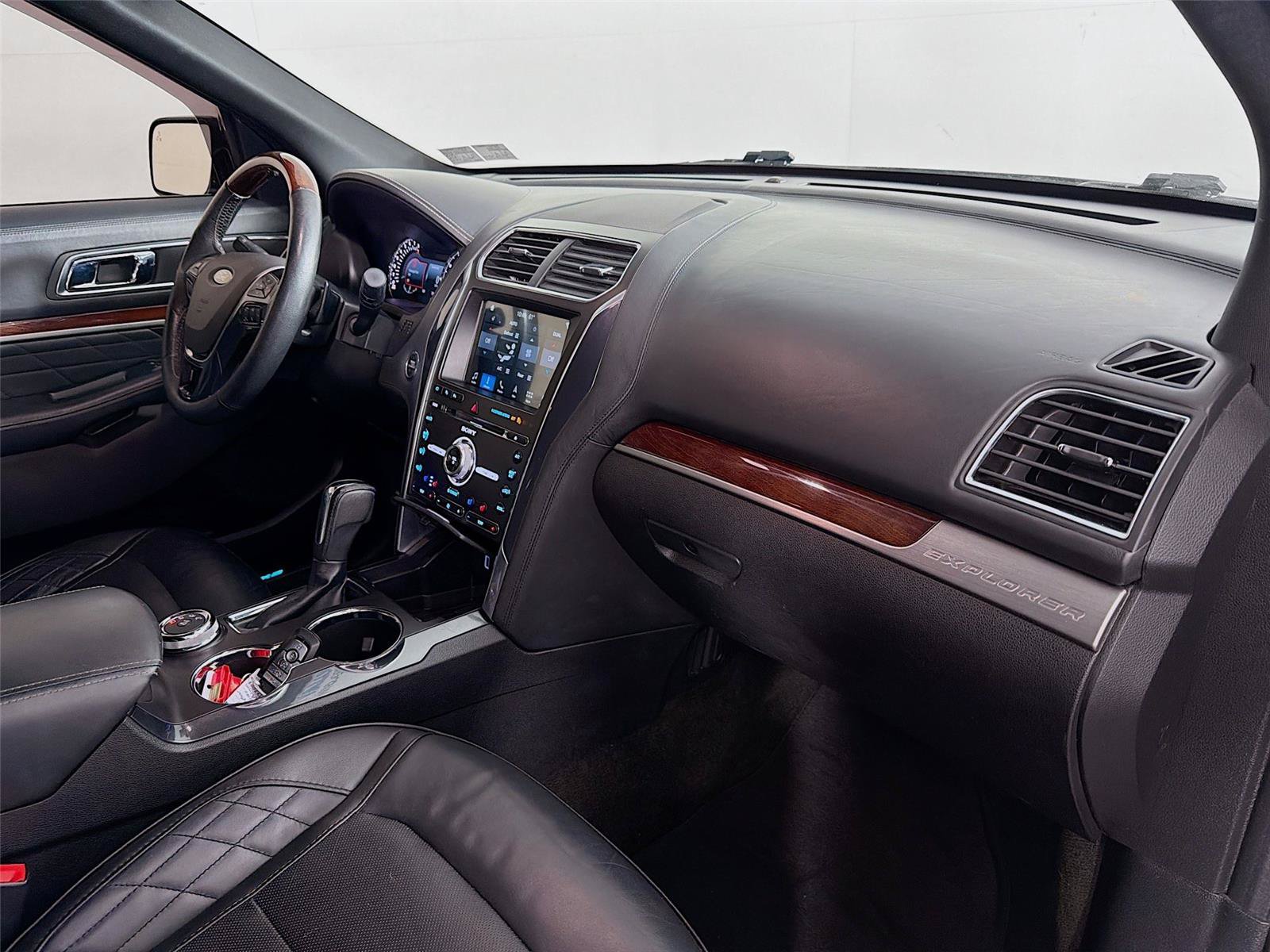 Used 2018 Ford Explorer Platinum AWD/4WD image 32